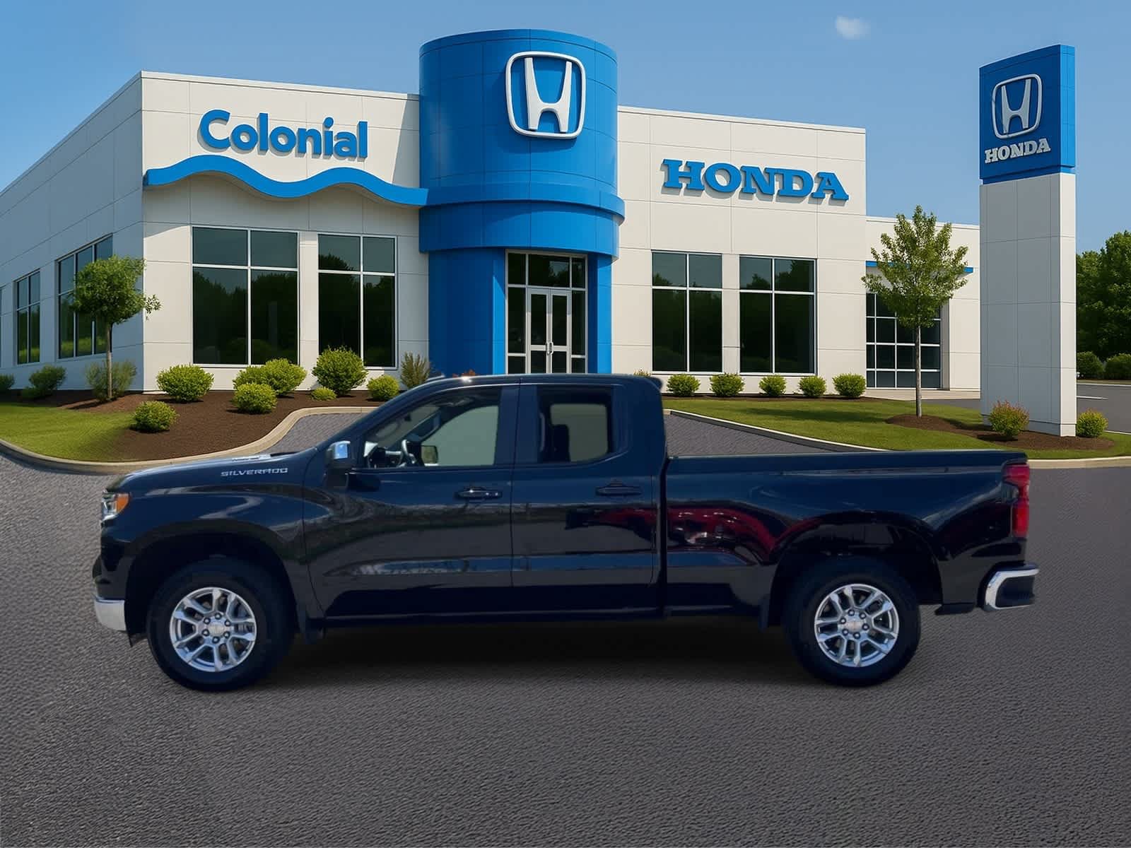 Used 2025 Chevrolet Silverado 1500 LT AWD/4WD image 3