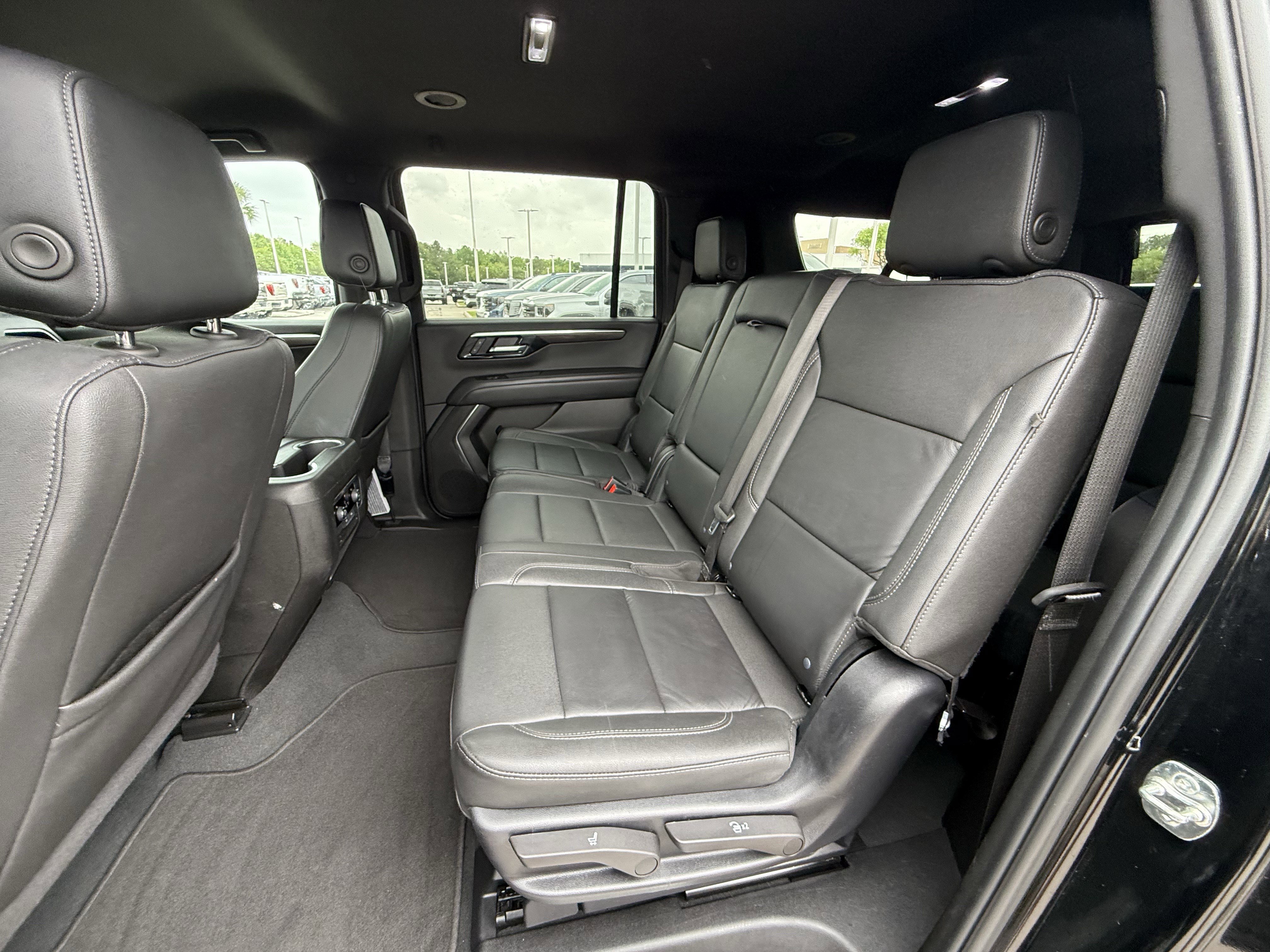 Used 2025 Chevrolet Suburban Z71 image 29