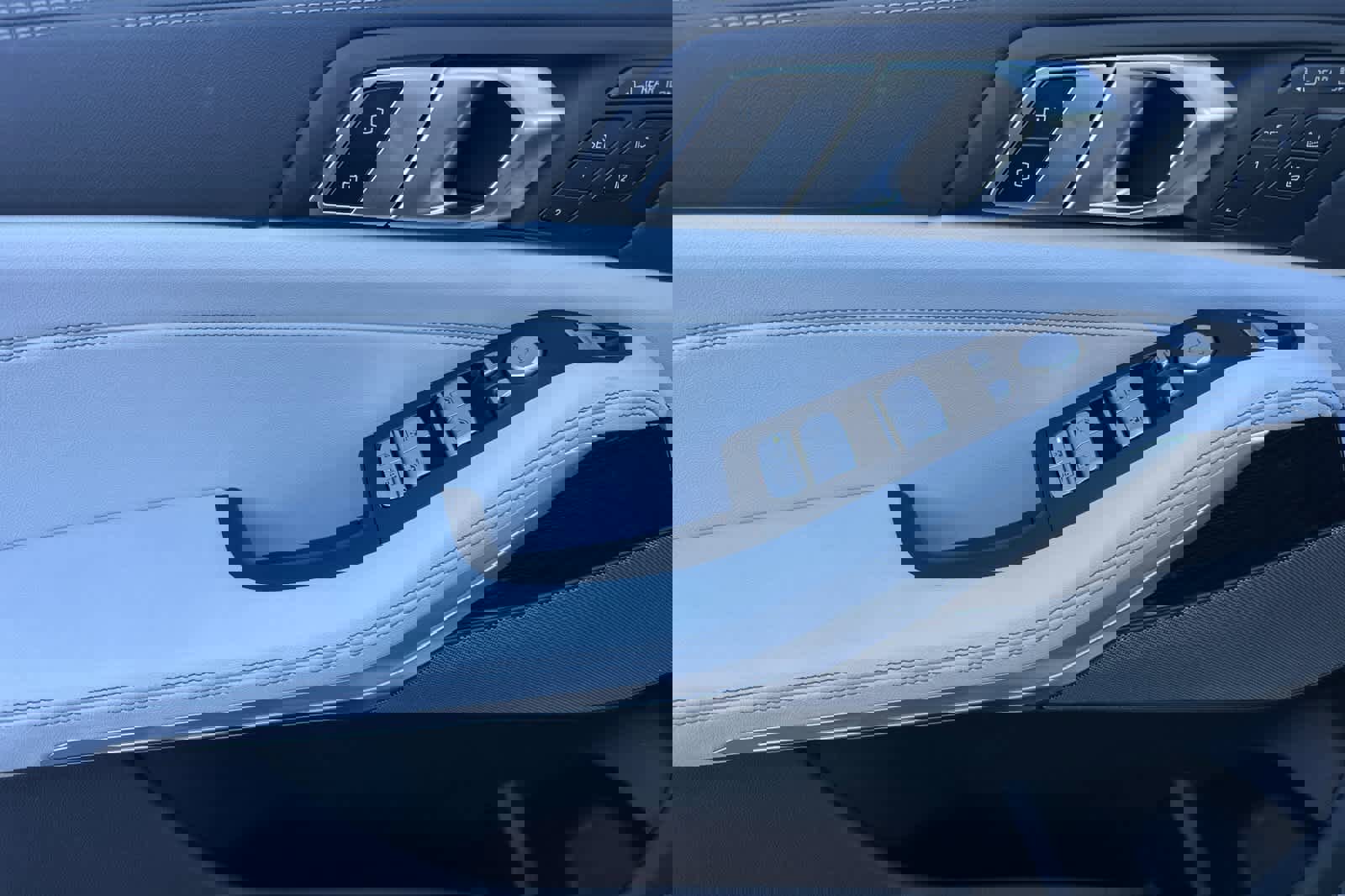 Used 2025 BMW X7 xDrive40i w/ Executive Package image 12