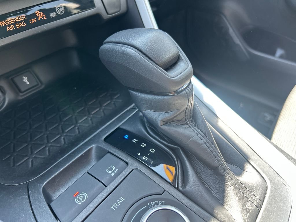 Certified 2021 Toyota RAV4 LE AWD/4WD image 17