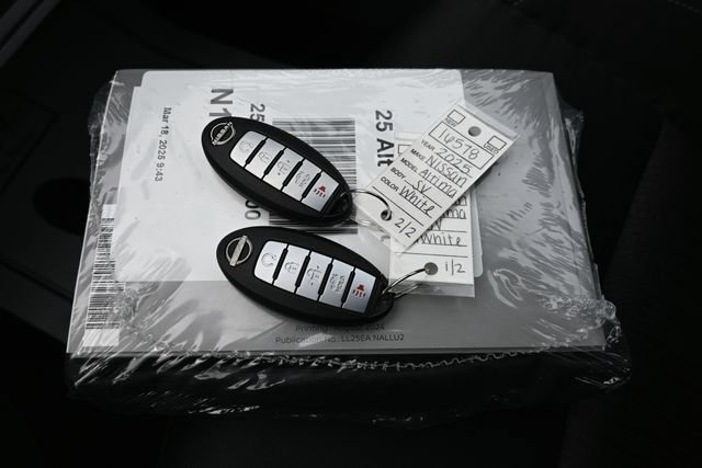 Used 2025 Nissan Altima 2.5 SV FWD image 43