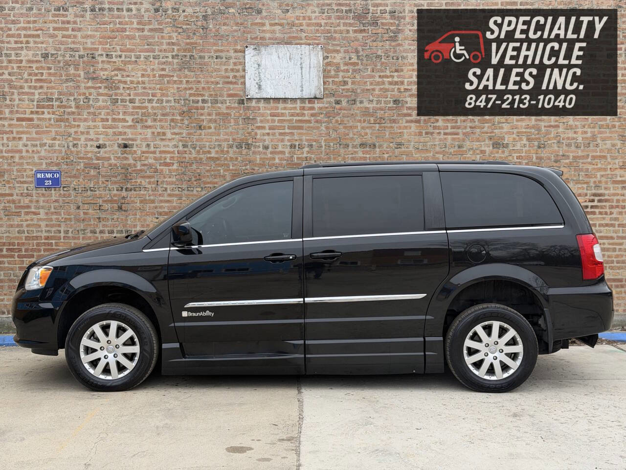 Used 2016 Chrysler Town & Country Touring FWD image 11