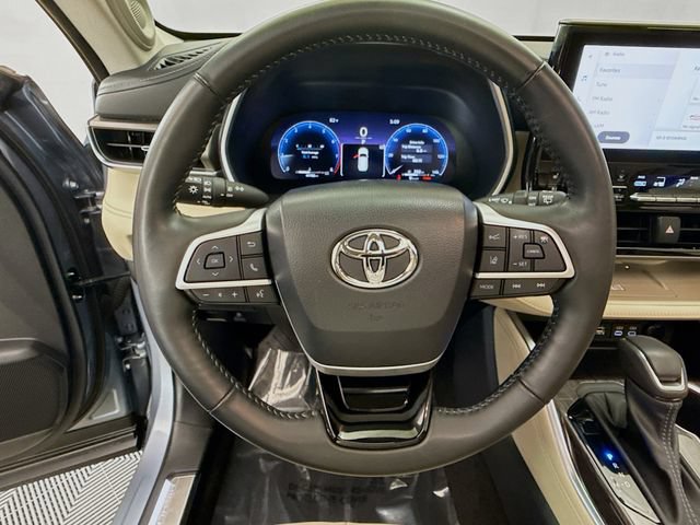 Used 2023 Toyota Highlander Limited AWD/4WD image 11