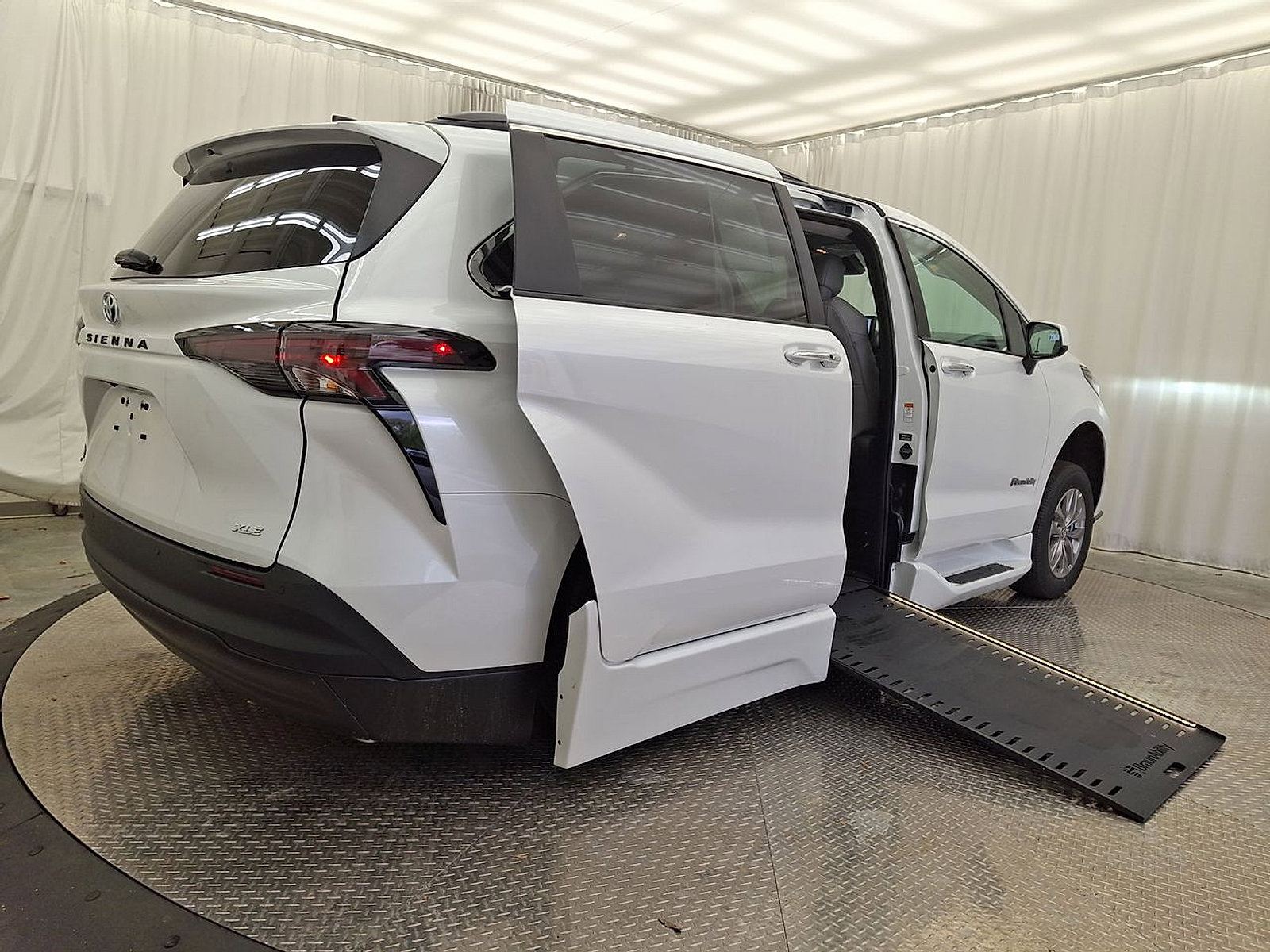 Used 2026 Toyota Sienna XLE FWD image 25
