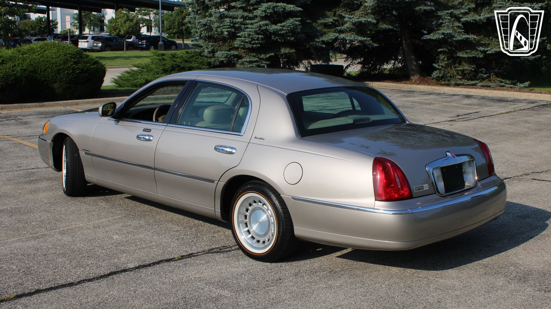 Used 2002 Lincoln Town Car Executive RWD image 24
