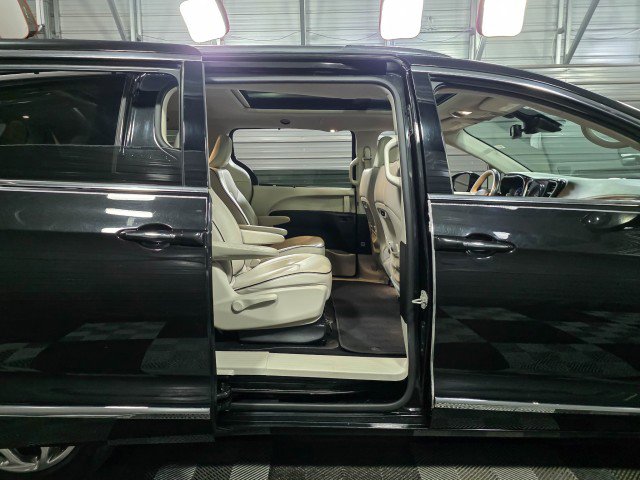Used 2021 Chrysler Pacifica Limited image 17
