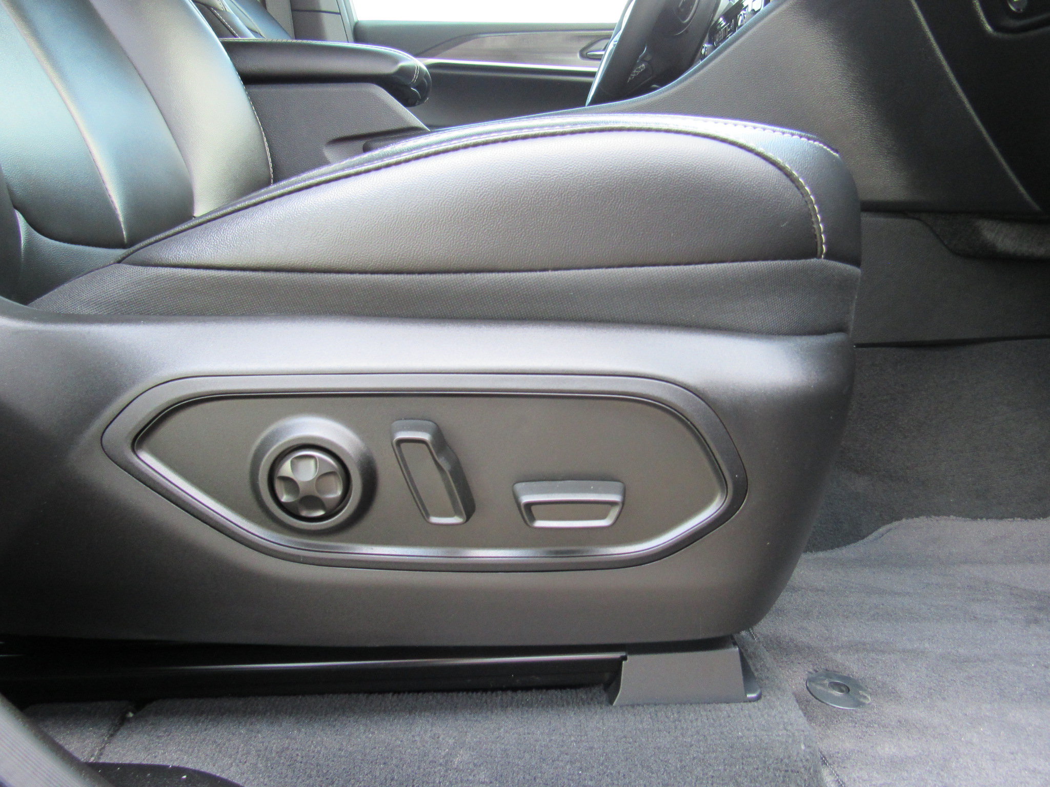 Used 2025 Jeep Grand Cherokee Limited AWD/4WD image 30