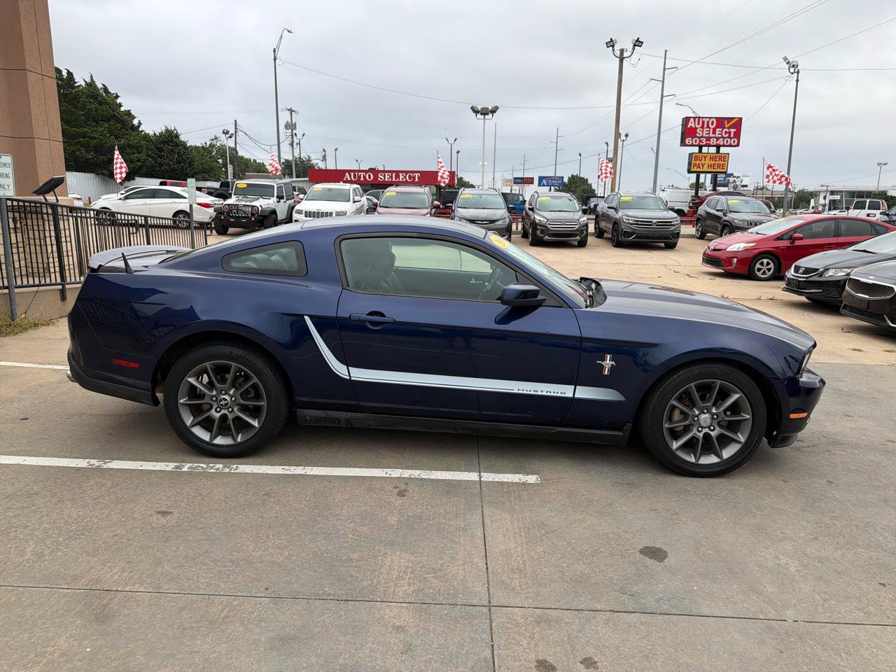 Used 2010 Ford Mustang Coupe RWD image 4