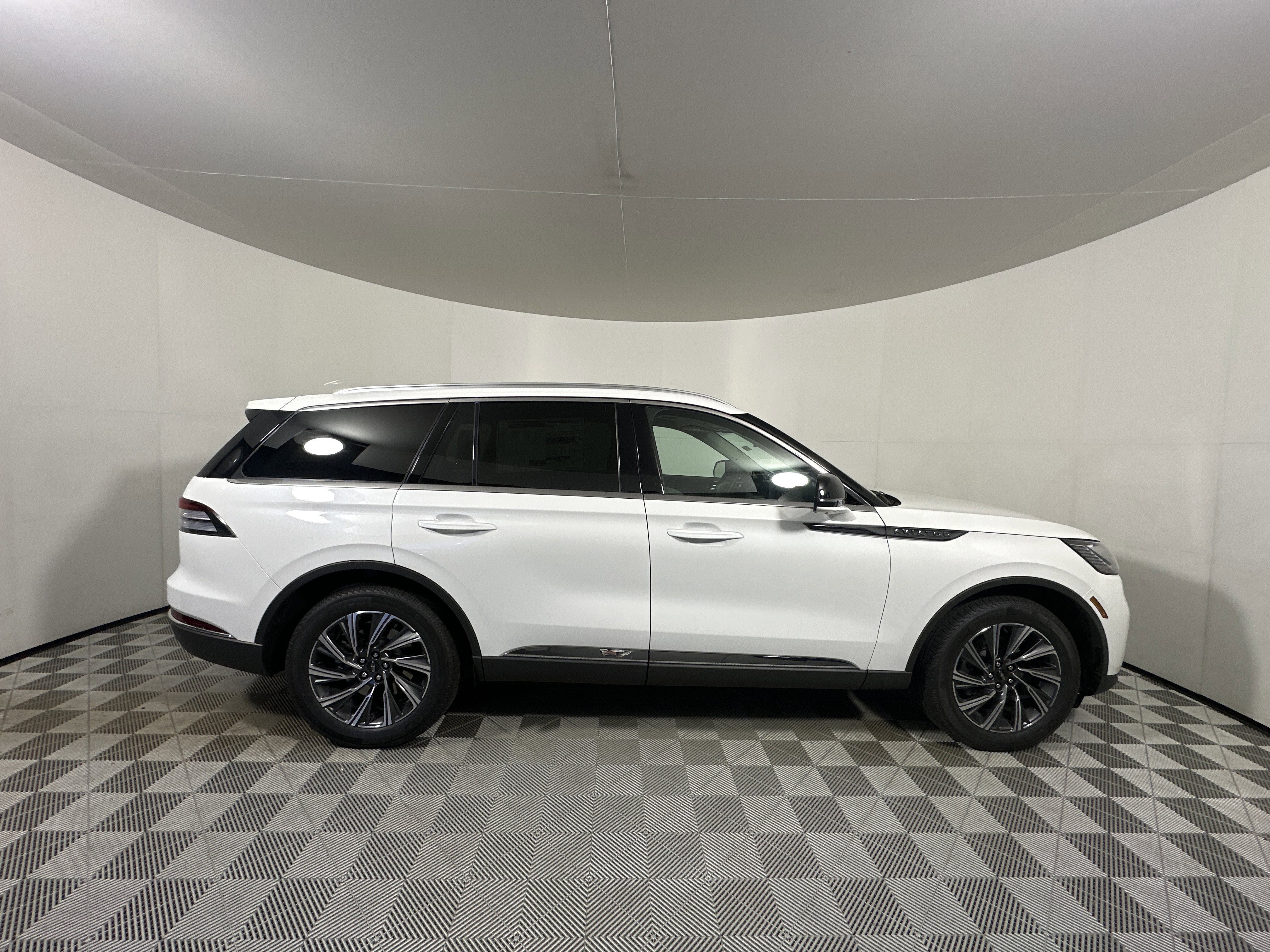 New 2025 Lincoln Aviator AWD image 8