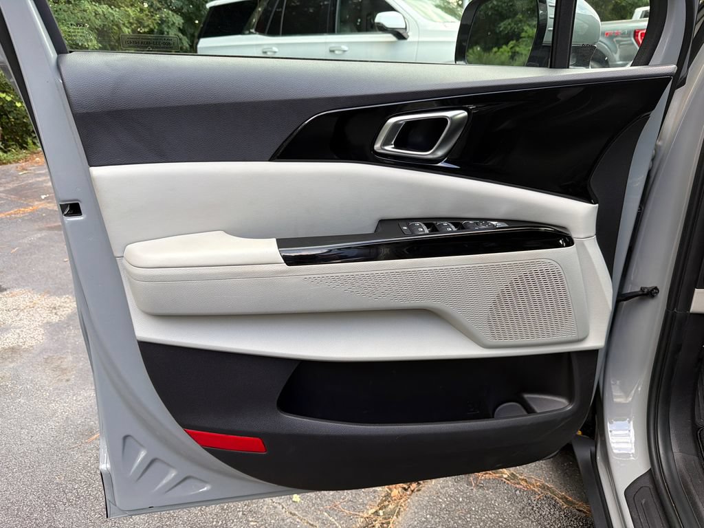 Used 2024 Kia Carnival EX FWD image 10