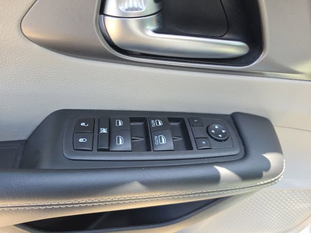 Used 2023 Chrysler Pacifica Touring-L FWD image 18