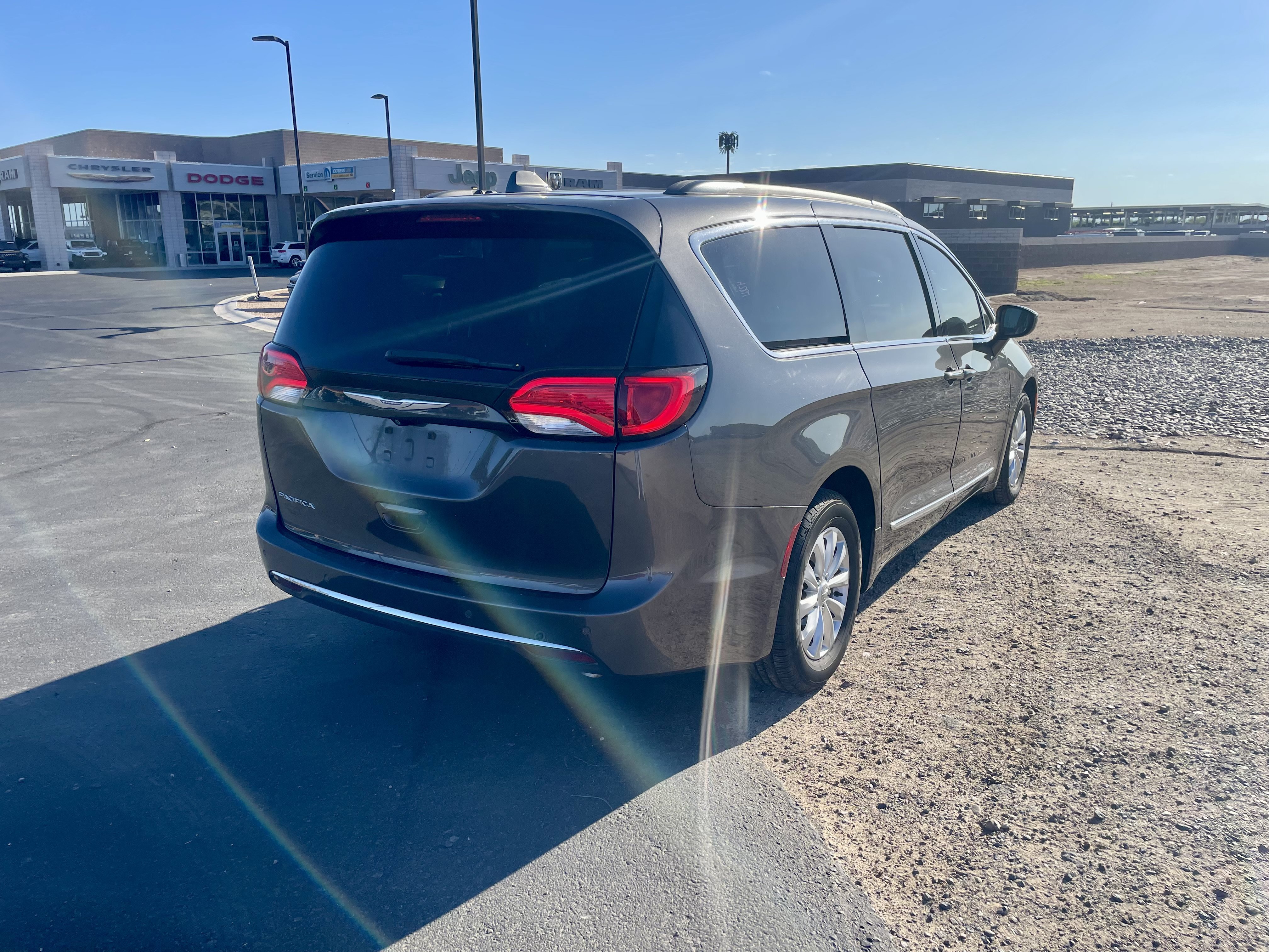 Used 2017 Chrysler Pacifica Touring-L FWD image 5