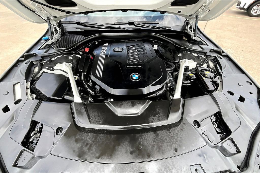 Used 2022 BMW 740i w/ M Sport Package image 11