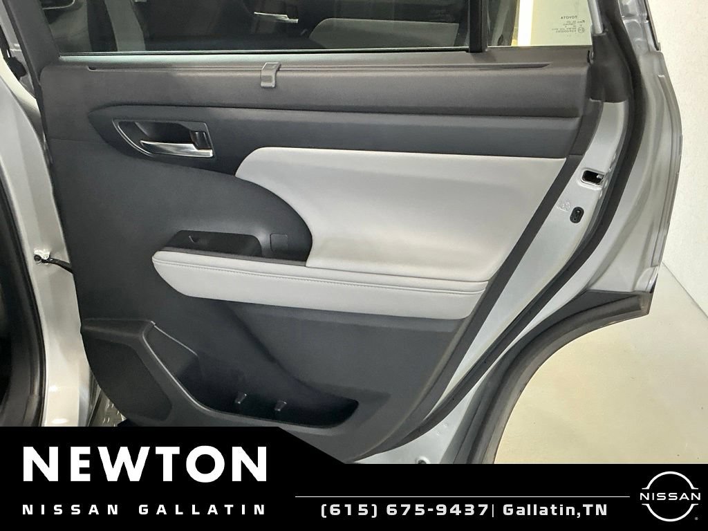 Used 2024 Toyota Highlander XLE AWD/4WD image 44