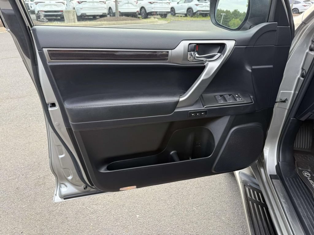 Used 2023 Lexus GX 460 Premium w/ Accessory Package AWD/4WD image 12
