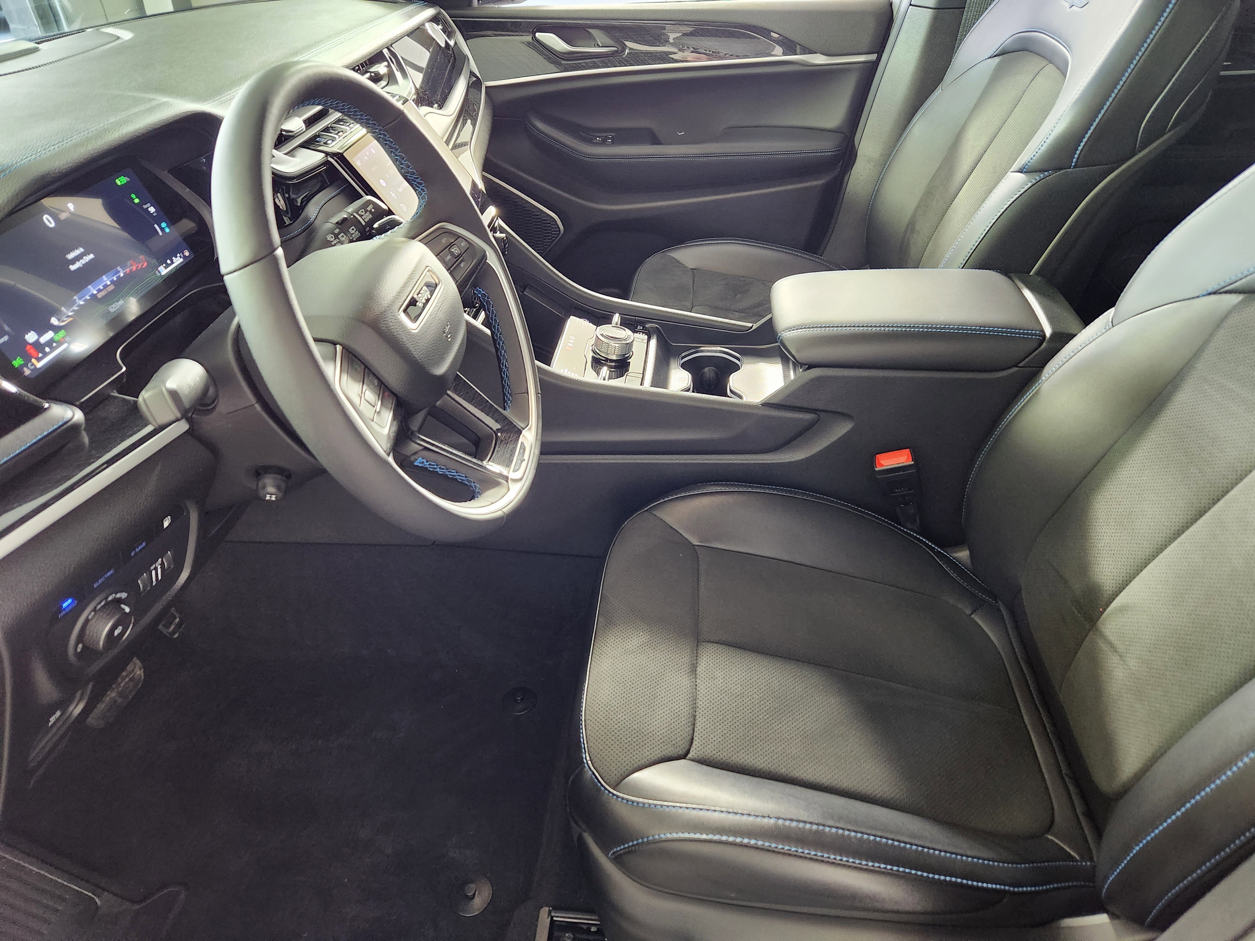 Used 2025 Jeep Grand Cherokee Trailhawk w/ Advanced Protech Group II image 11