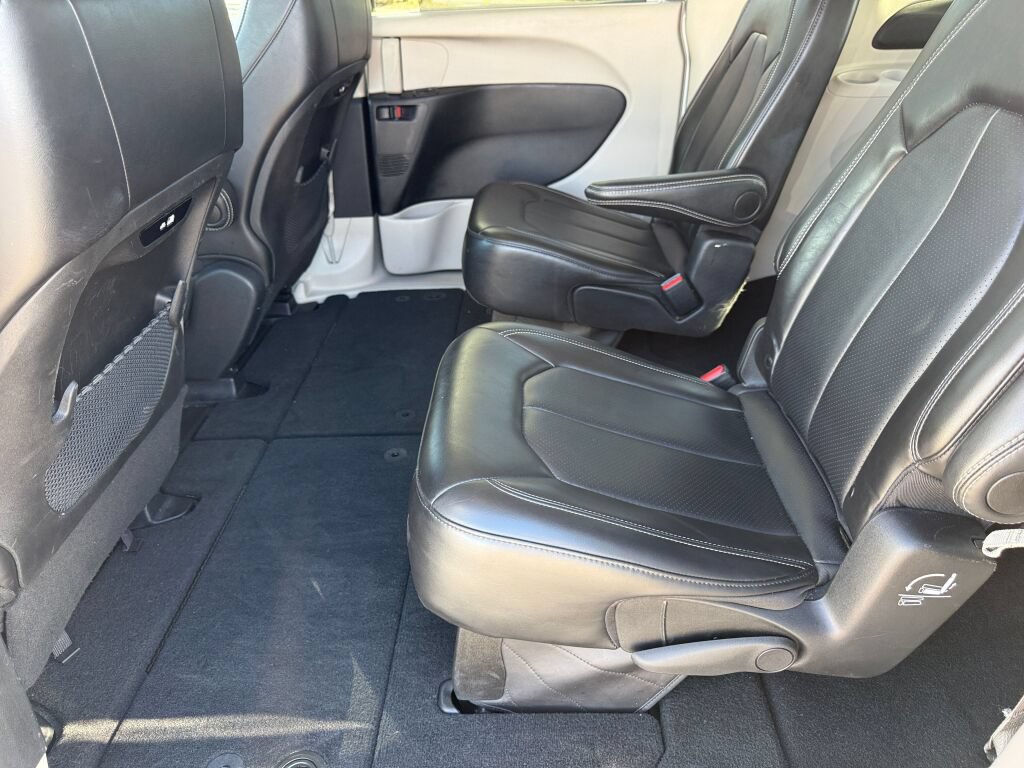 Used 2024 Chrysler Pacifica Touring-L FWD image 9