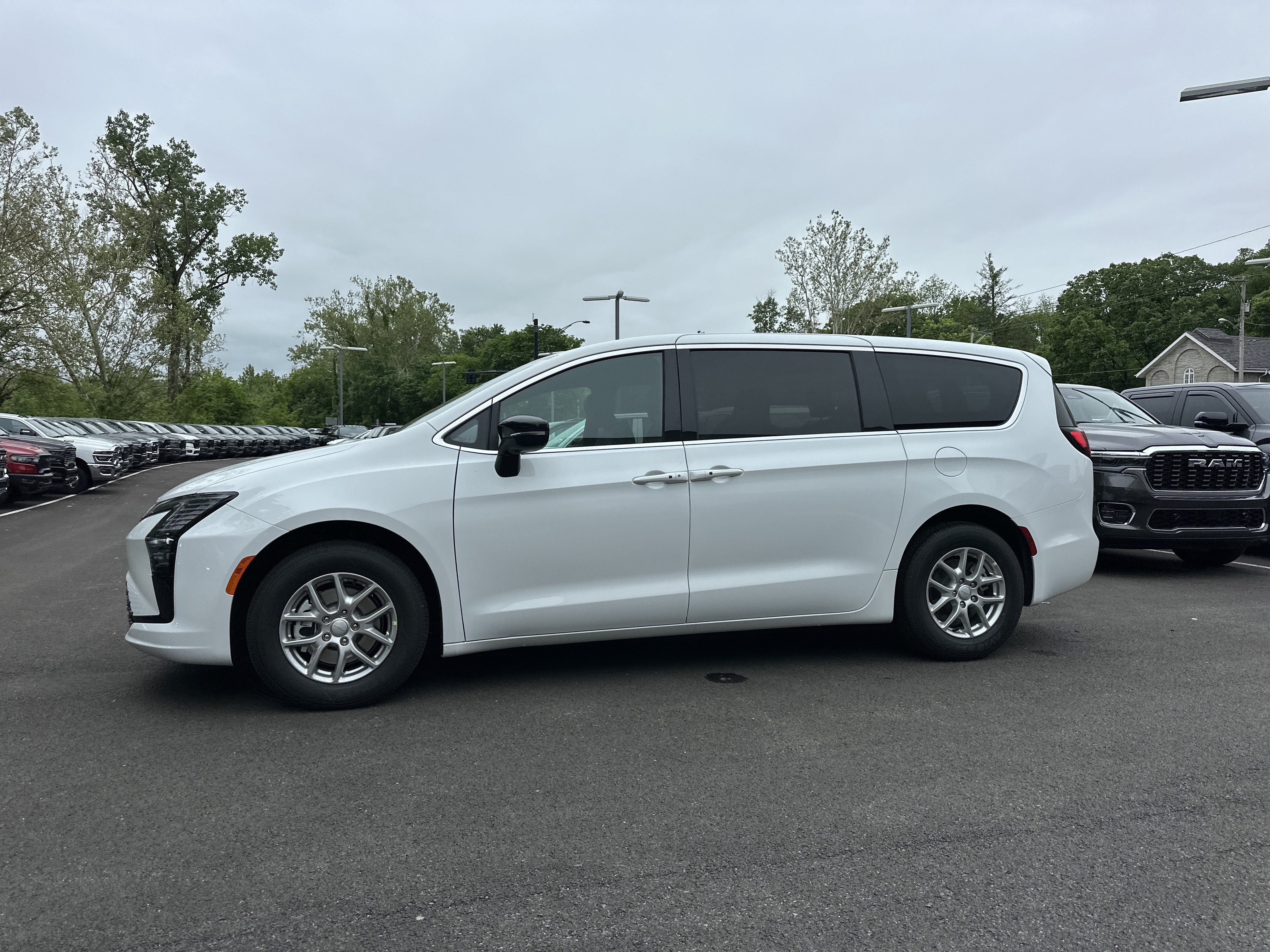 New 2027 Chrysler Pacifica Select FWD image 21