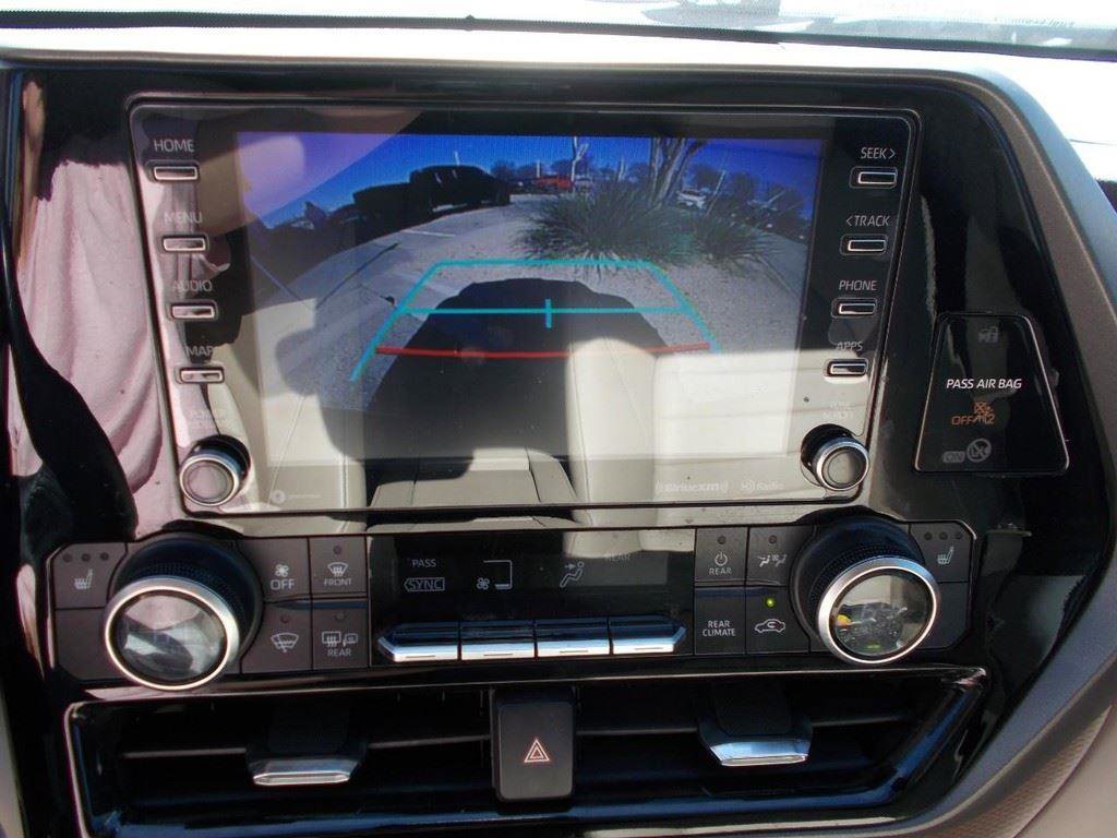 Used 2021 Toyota Highlander XLE image 27