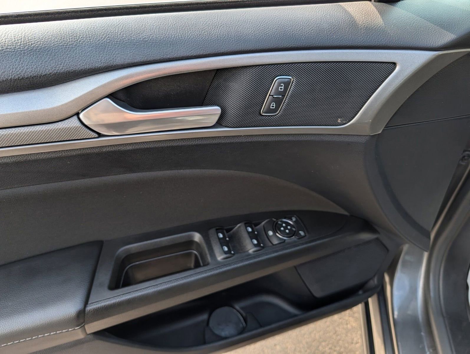 Used 2020 Ford Fusion SE image 25