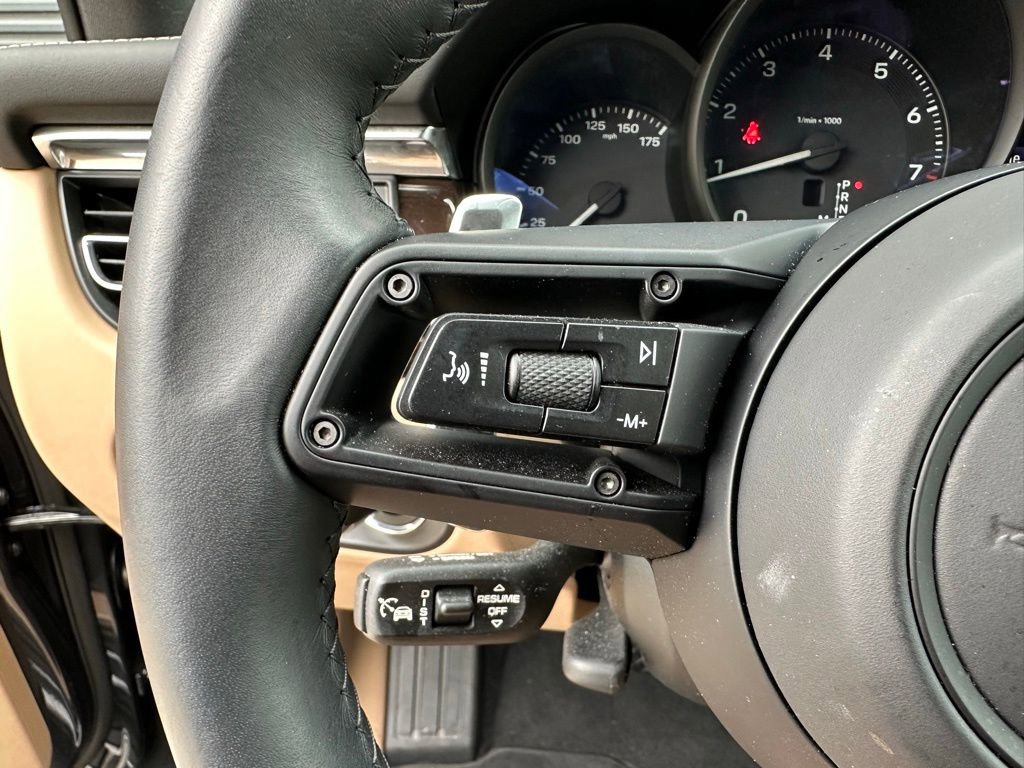 Certified 2025 Porsche Macan image 18