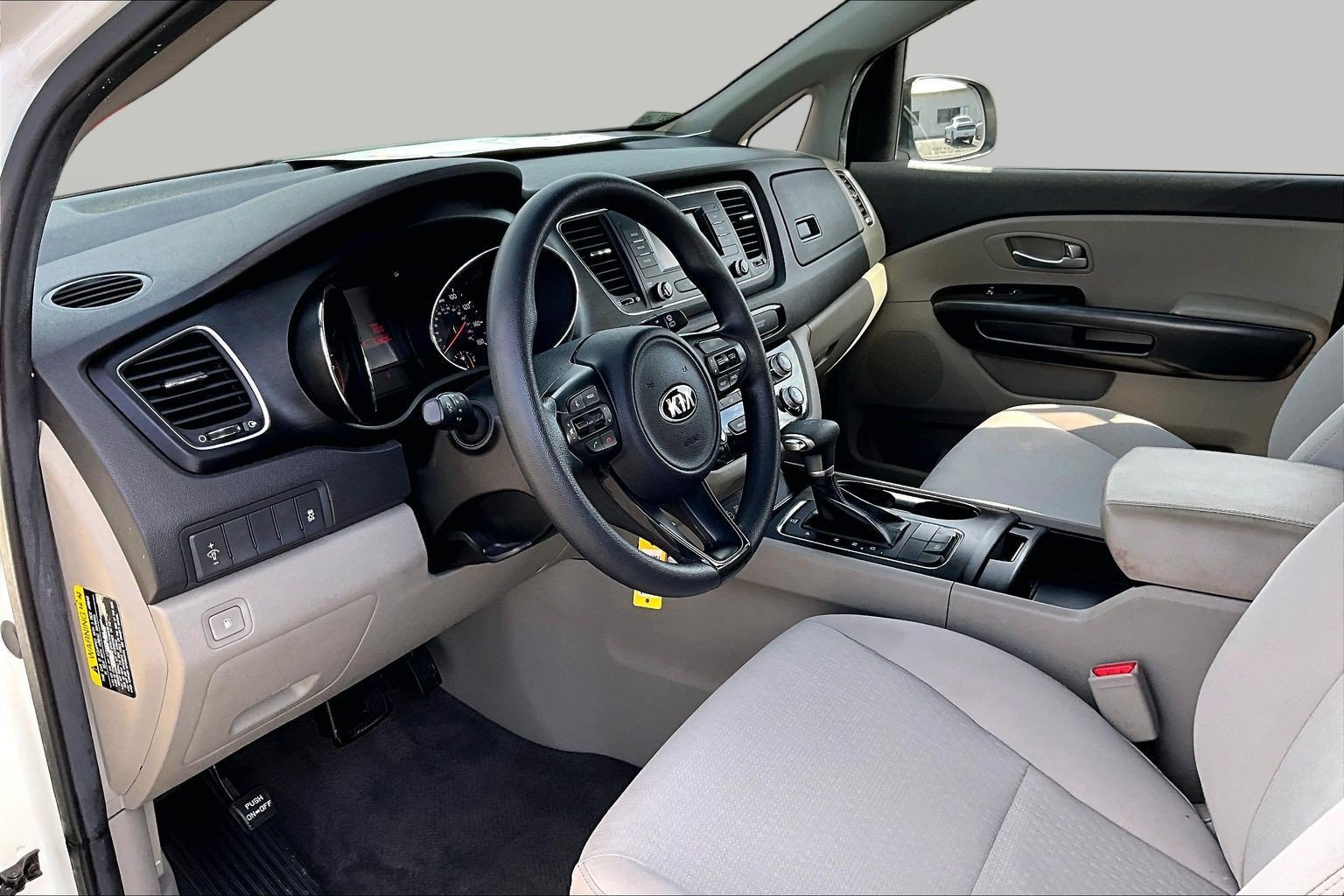 Used 2018 Kia Sedona L FWD image 12