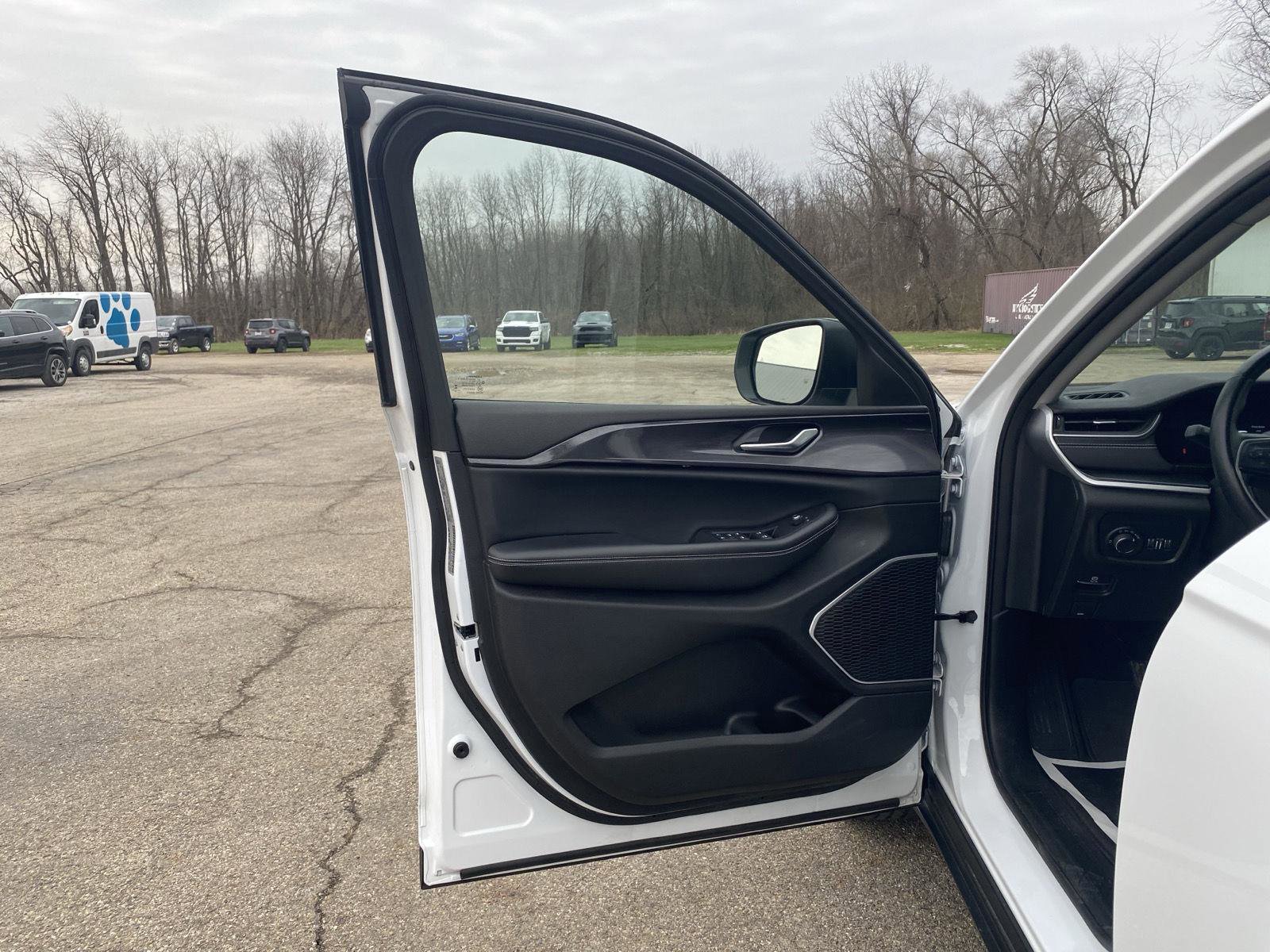 Used 2022 Jeep Grand Cherokee Laredo w/ Luxury Tech Group I image 18