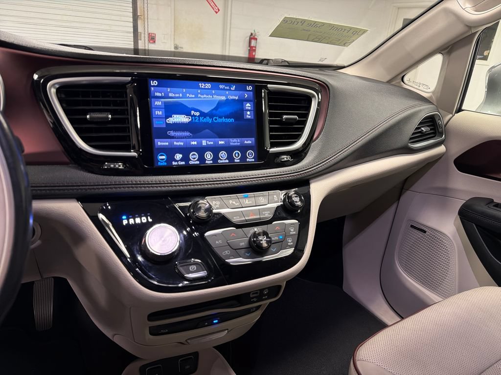 Used 2019 Chrysler Pacifica Limited w/ Tire & Wheel Group FWD image 39