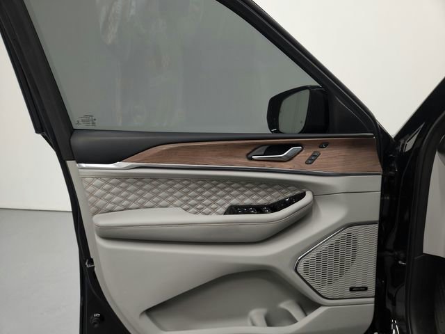 Used 2022 Jeep Grand Cherokee L Summit w/ Luxury Tech Group V AWD/4WD image 32