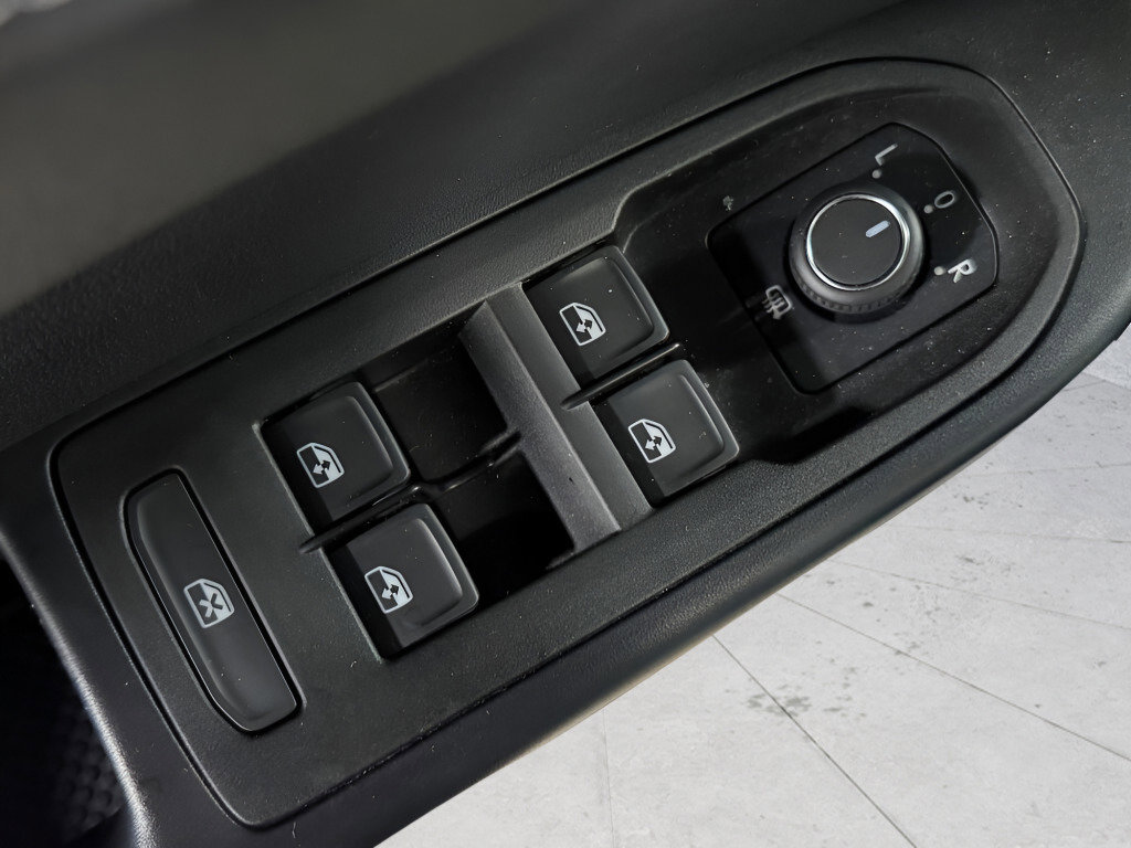 Certified 2025 Volkswagen Taos SE image 20