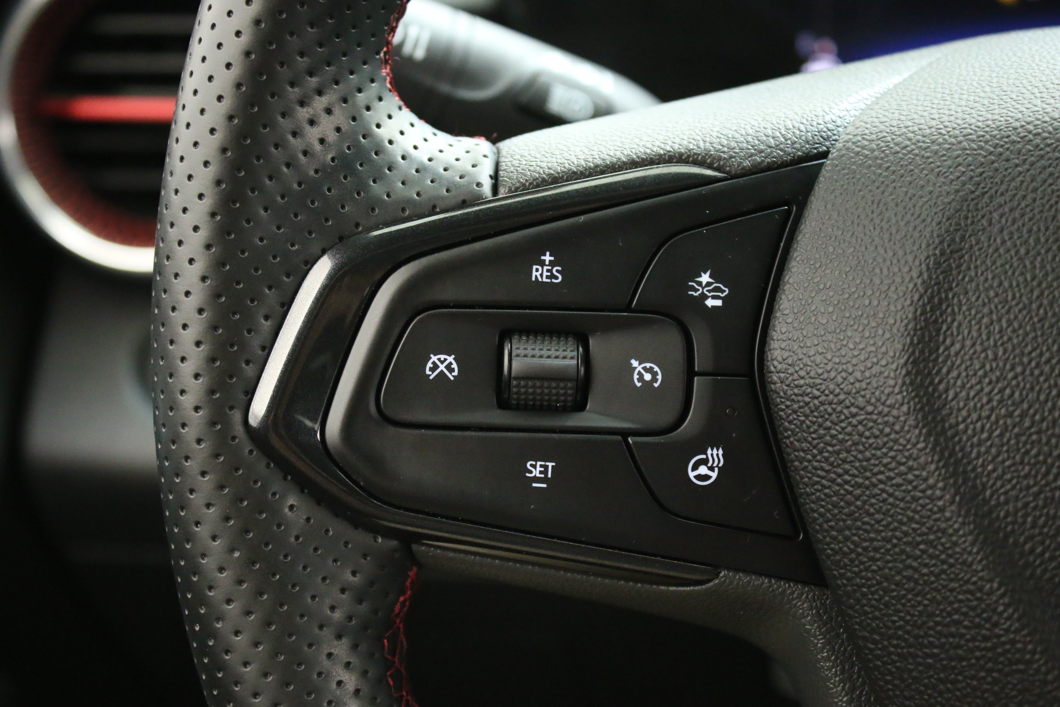 Used 2024 Chevrolet Trax RS w/ Sunroof Package FWD image 14