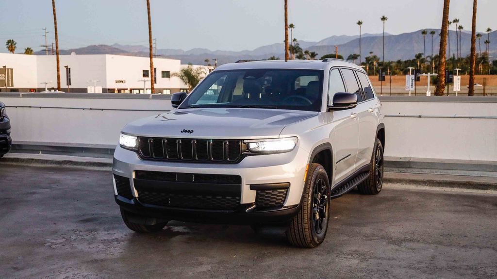 New 2025 Jeep Grand Cherokee L Altitude image 4
