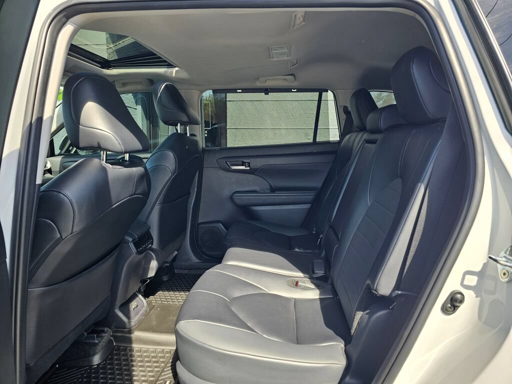 Used 2025 Toyota Highlander XLE AWD/4WD image 17