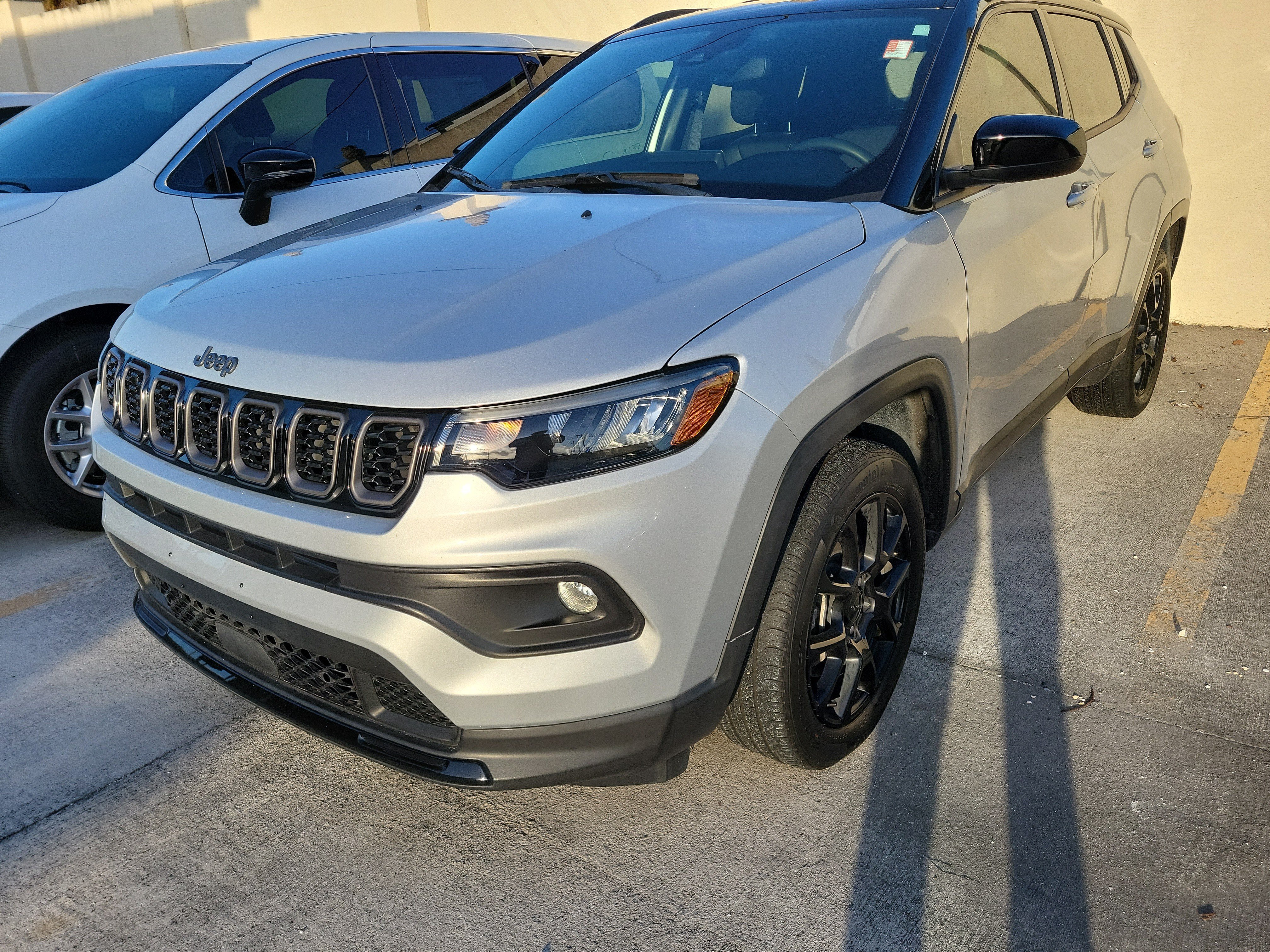 Used 2024 Jeep Compass Latitude w/ Convenience Group AWD/4WD image 3