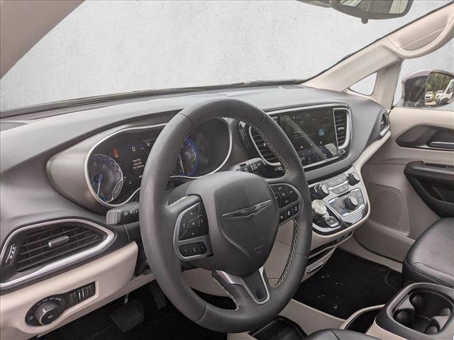 Used 2024 Chrysler Pacifica Touring-L FWD image 10