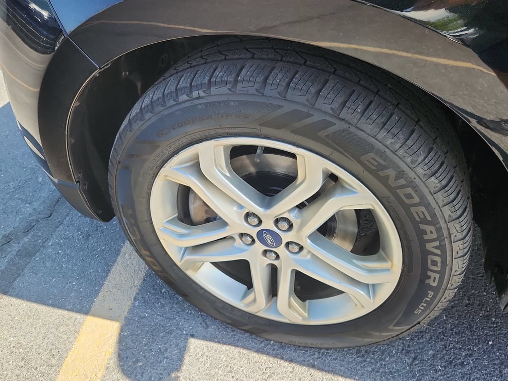 Used 2018 Ford Edge Titanium w/ Equipment Group 301A AWD/4WD image 19