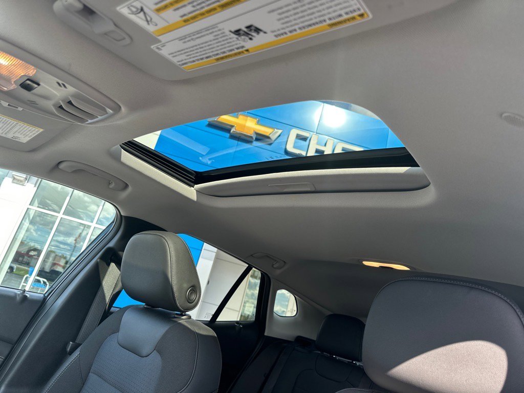 Used 2024 Chevrolet Trax LT w/ Sunroof Package image 12