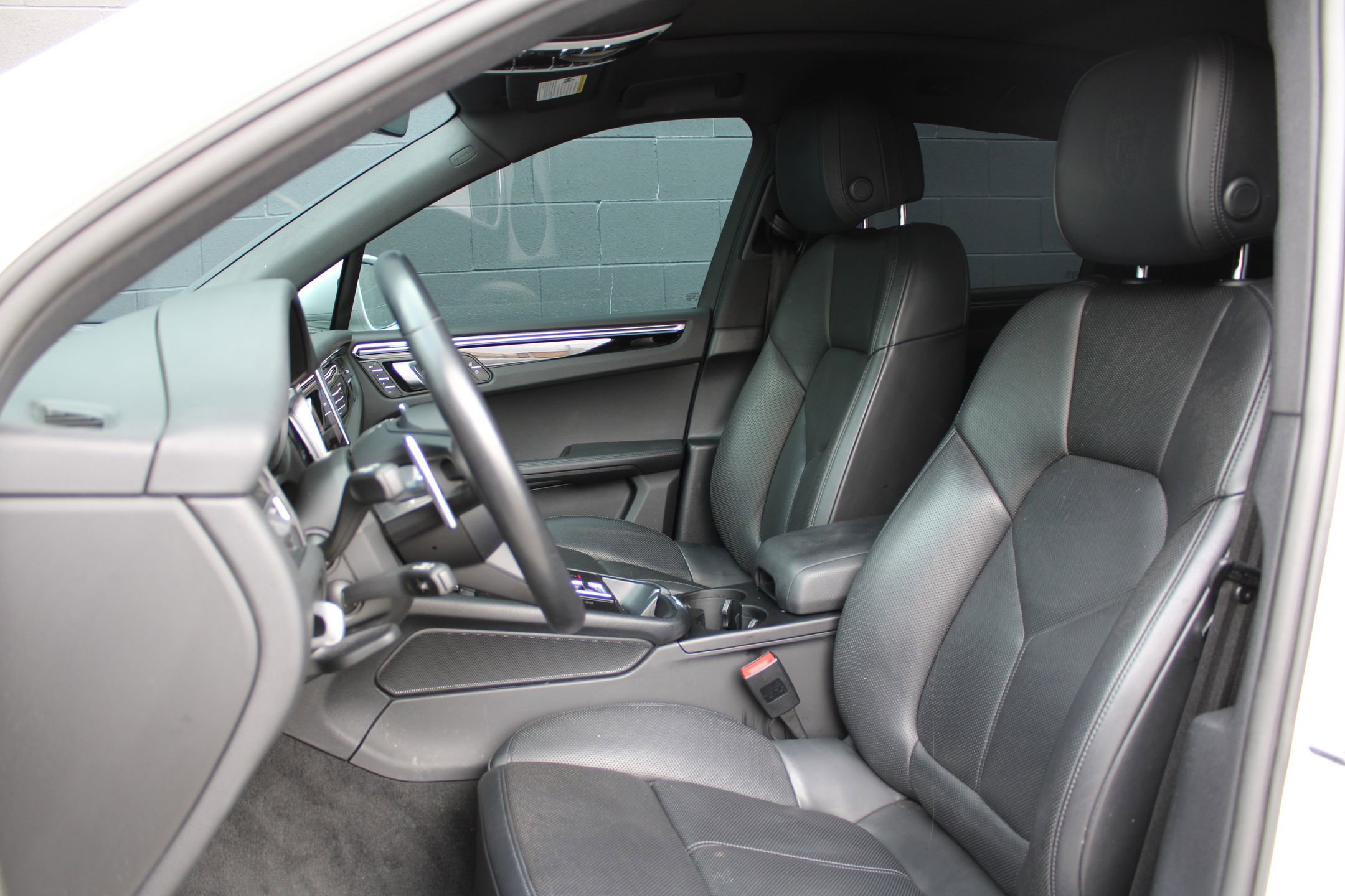 Certified 2023 Porsche Macan image 5