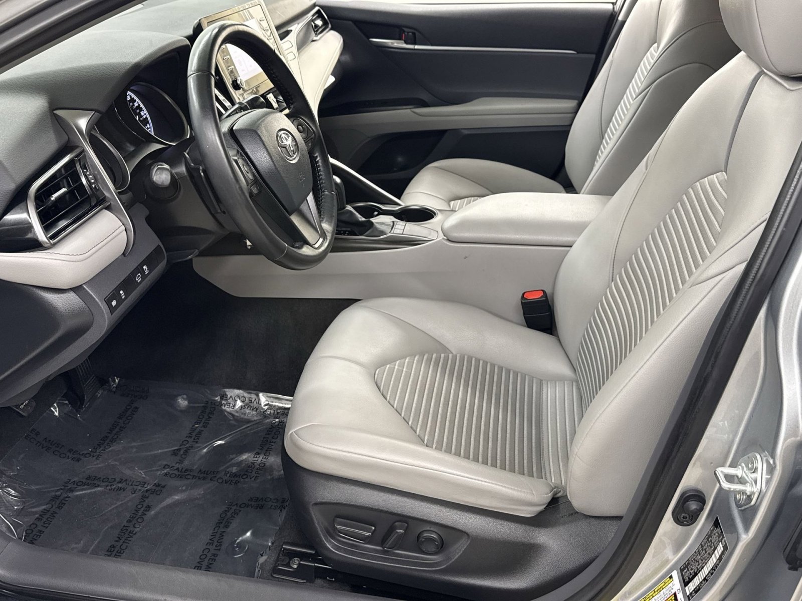 Used 2022 Toyota Camry SE image 2