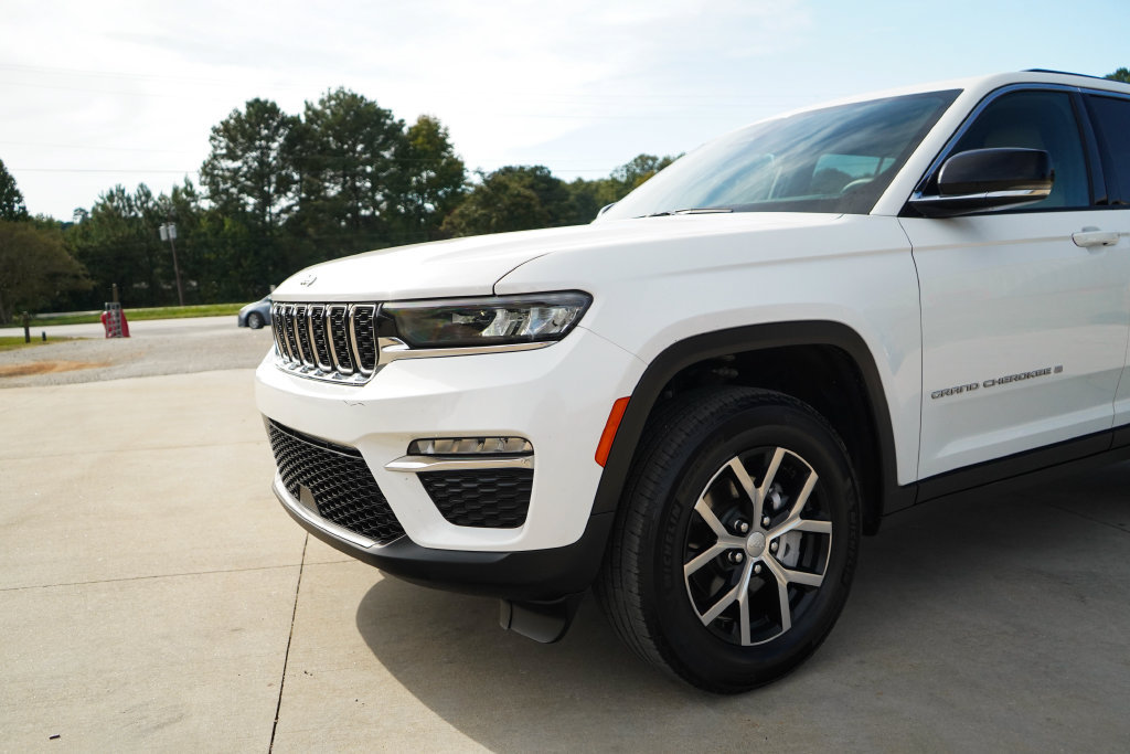 Used 2025 Jeep Grand Cherokee Limited AWD/4WD image 17
