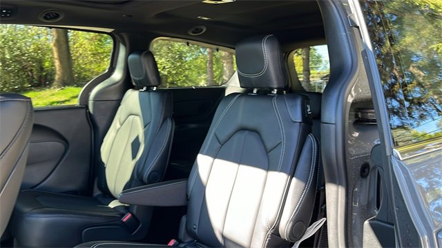 New 2025 Chrysler Pacifica Select image 38