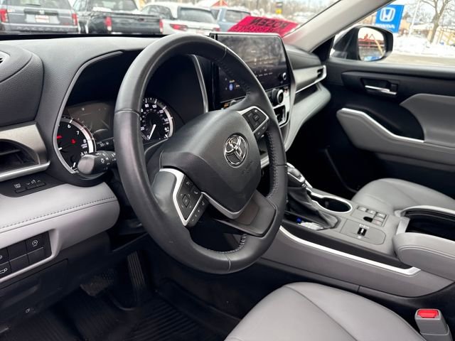 Used 2023 Toyota Highlander L image 14