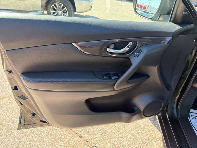 Used 2018 Nissan Rogue SV AWD/4WD image 11