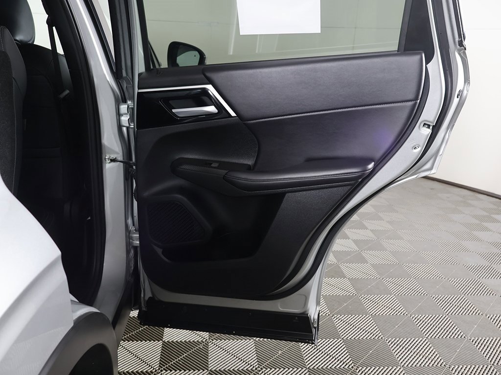 Used 2024 Mitsubishi Outlander SE image 29