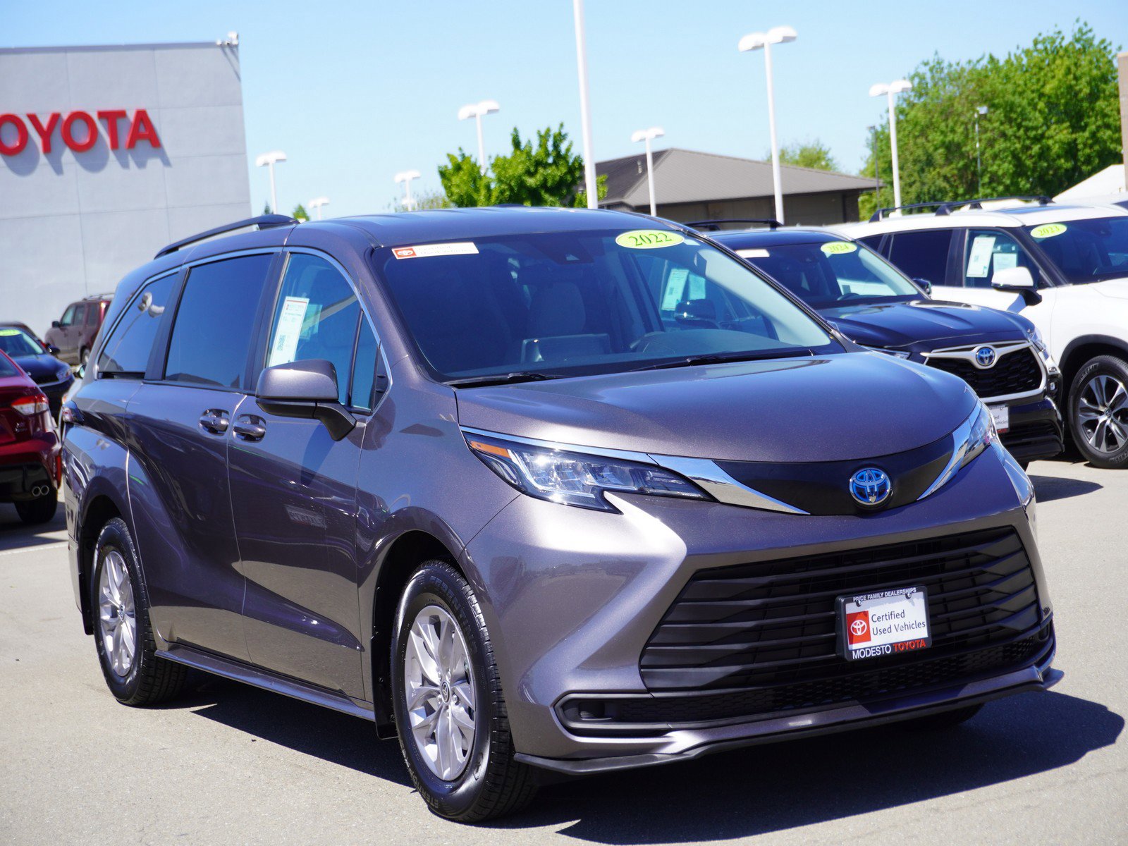 Used 2022 Toyota Sienna LE image 1