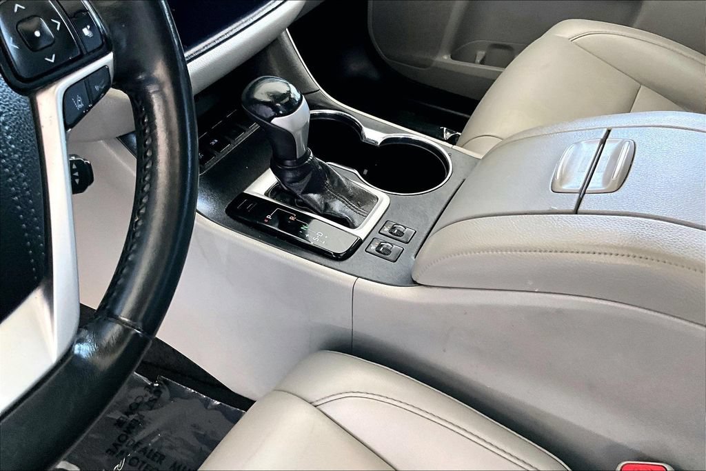 Used 2019 Toyota Highlander XLE w/ Carpet Mat Package (TMS) FWD image 18