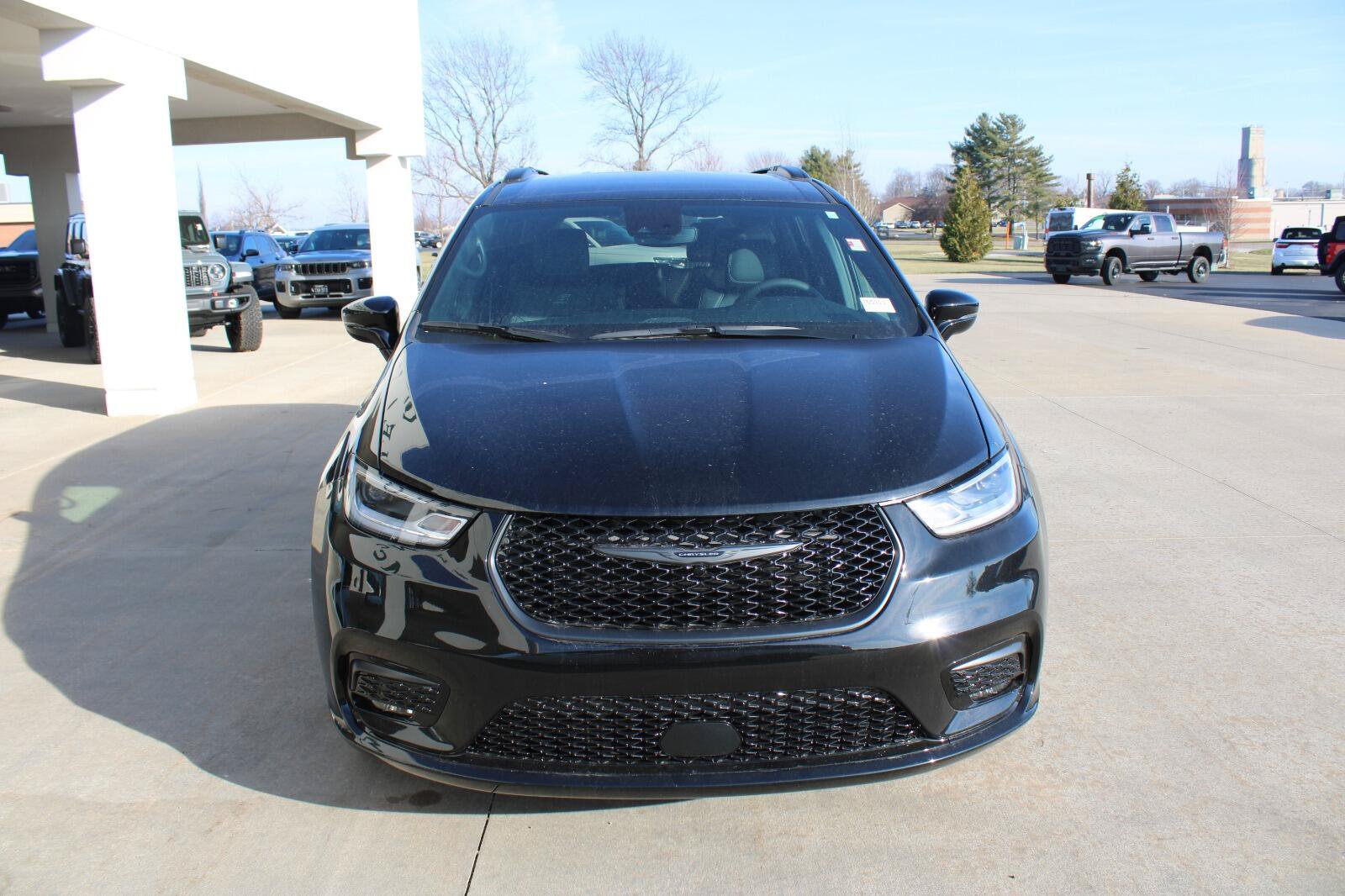 New 2026 Chrysler Pacifica Select w/ S Appearance Package FWD image 3