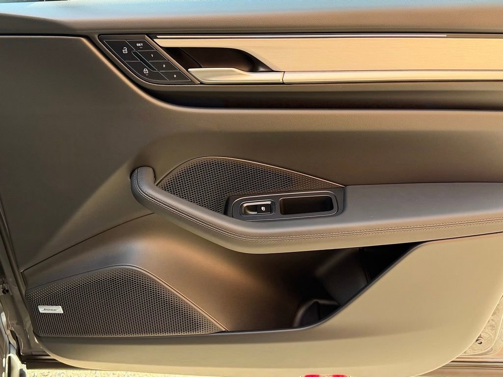 New 2025 Porsche Macan Electric RWD image 23