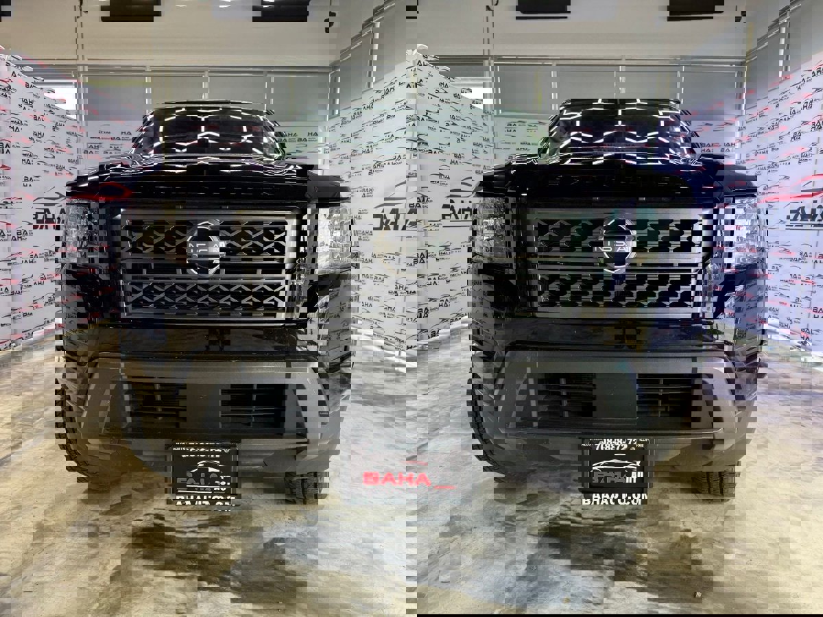 Used 2024 Nissan Frontier SV image 2