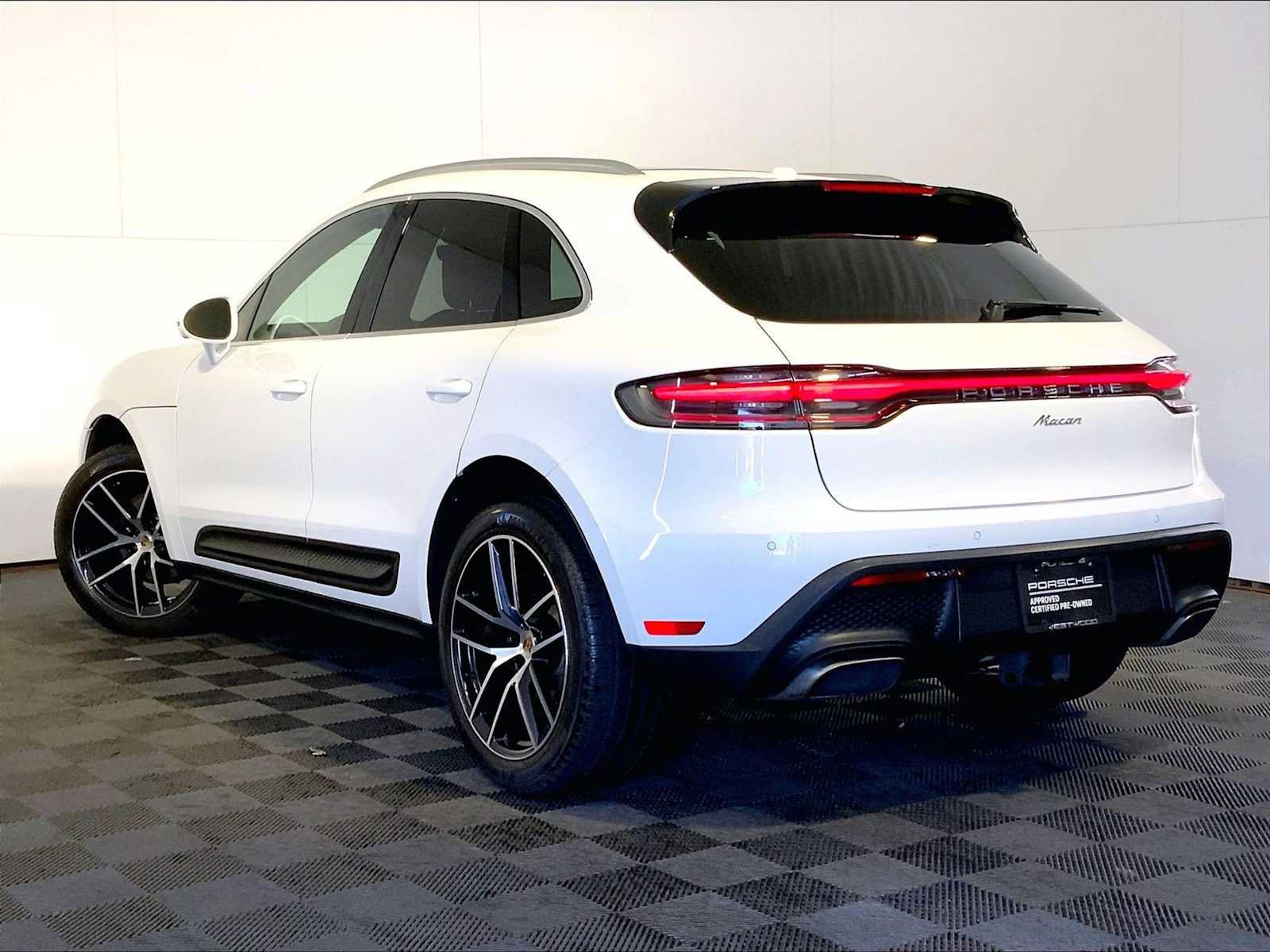Certified 2024 Porsche Macan AWD/4WD image 3